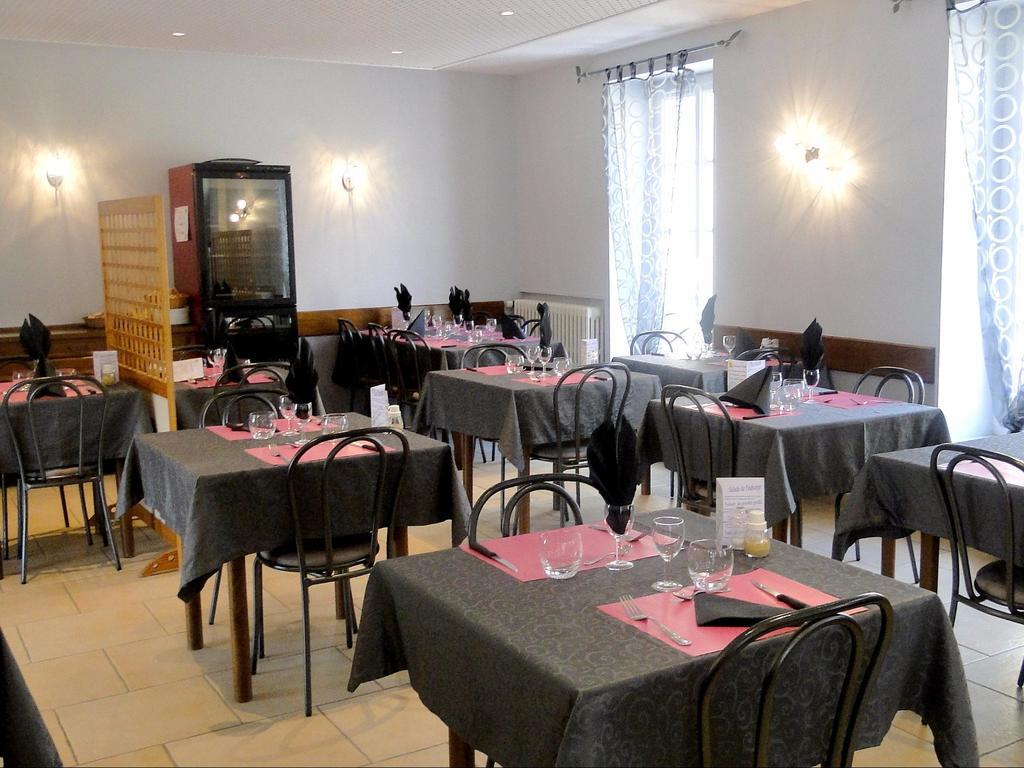 Logis Hotel Restaurant Auberge De La Cloche Le Theil-sur-Huisne Luaran gambar